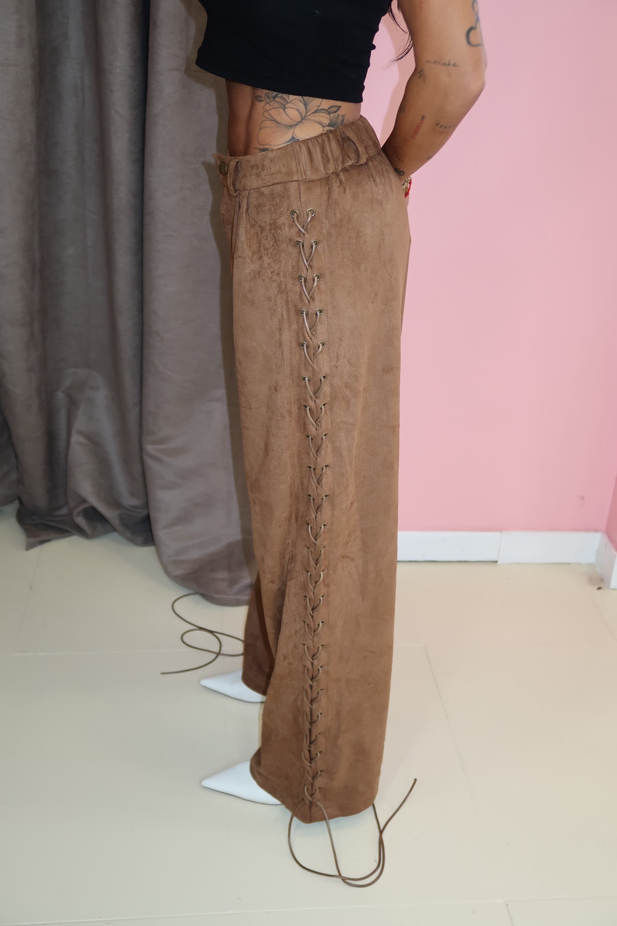 Calças camurça camel